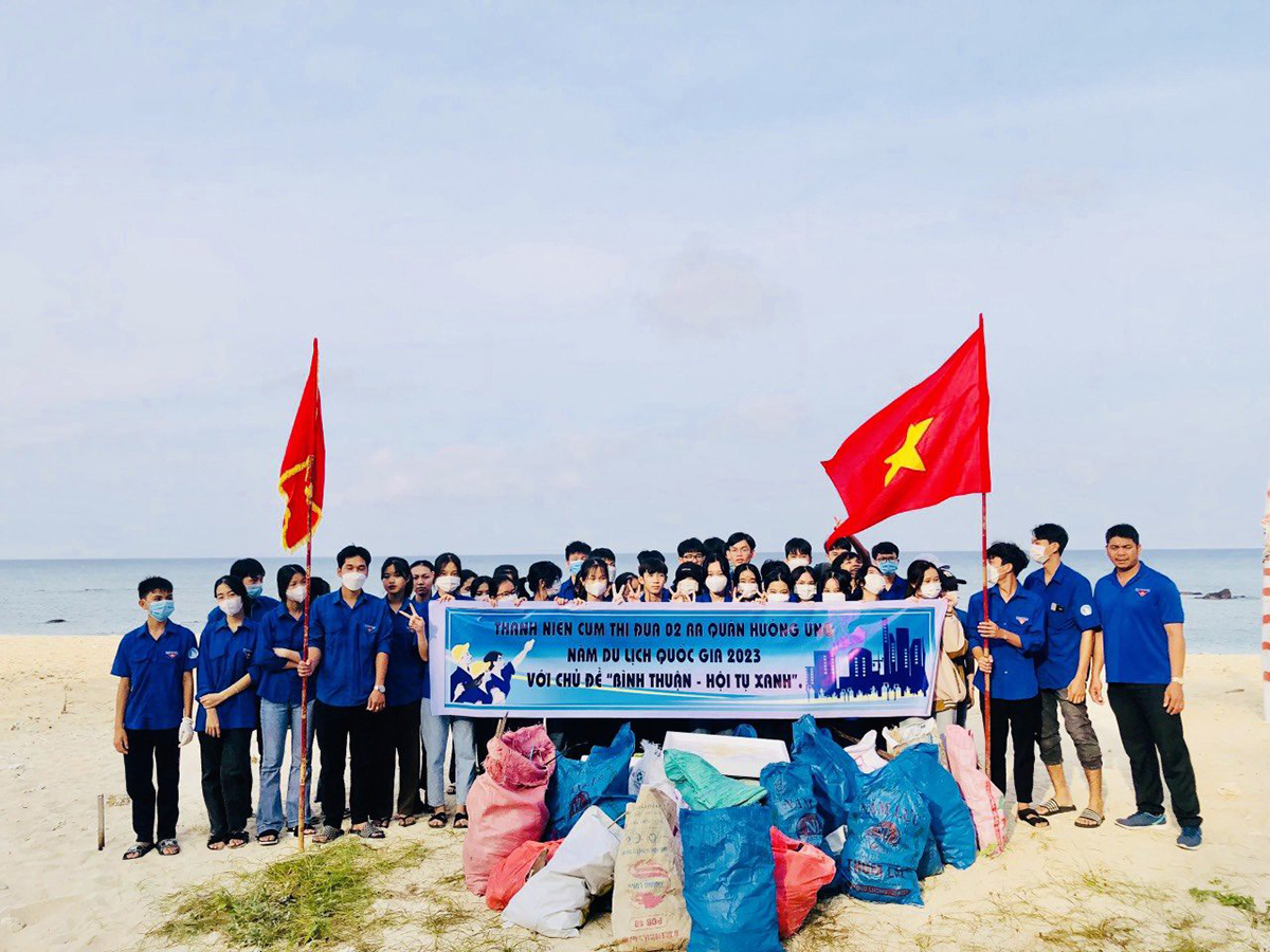 Tuổi trẻ Bình Thuận tham gia hoạt động vệ sinh môi trường hưởng ứng Năm du lịch quốc gia 2023 - Bình Thuận - Hội tụ xanh