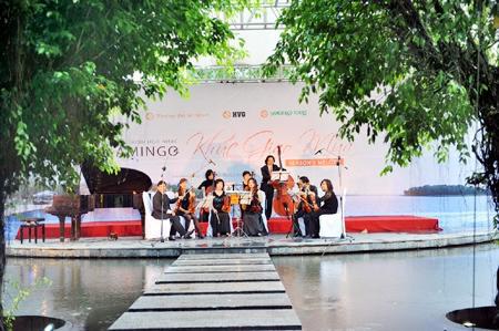 Dàn nhạc Ðại Lải Flamingo biểu diễn trên sân khấu nước Bamboo Wing.