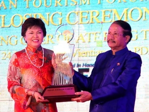 Ông Chaleun Warinthrasak, Thứ trưởng Bộ Thông tin, Văn hóa và Du lịch Lào trao biểu tượng đăng cai Diễn đàn Du lịch ASEAN cho đại diện Bộ Du lịch Malaysia. (Ảnh: Hoàng Chương/Vietnam+)