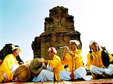 Gìn giữ và bảo tồn bản sắc dân tộc trong Đào tạo và biểu diễn nhạc cụ truyền thống