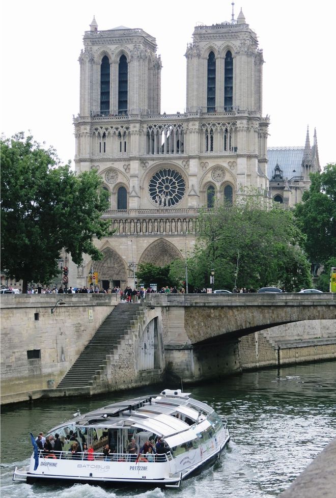 Thưởng ngoạn cảnh đẹp trên dòng sông Seine thơ mộng của Paris -  