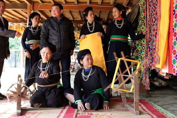 Giữ gìn nghề dệt lụa và thổ cẩm của người Tày ở Xuân Giang (Hà Giang)