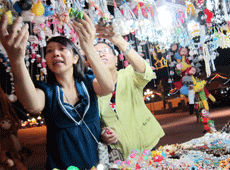 Du khách chọn mua quà lưu niệm tại chợ du lịch Vũng Tàu.
