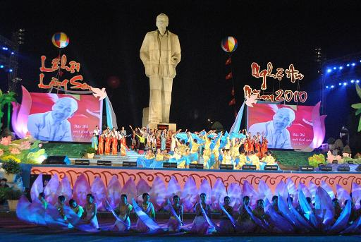 Tiết mục Hương sen xứ Nghệ tại Lễ hội Làng Sen năm 2010.Ảnh: T.T