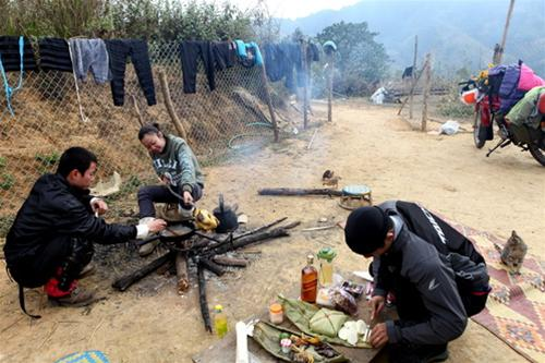 Nấu ăn trưa tại nhà một người Mông trên đèo Pha Đin. Ảnh: Đ.Hùng