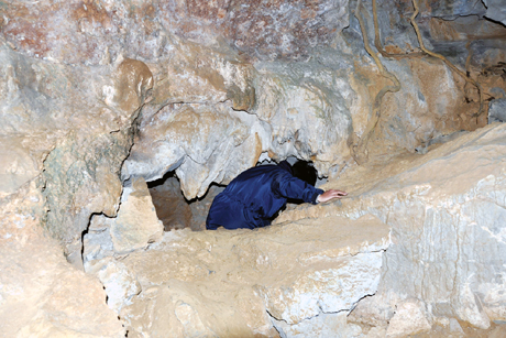 Lối vào bên trong hang có chỗ chỉ vừa 1 người chui lọt.