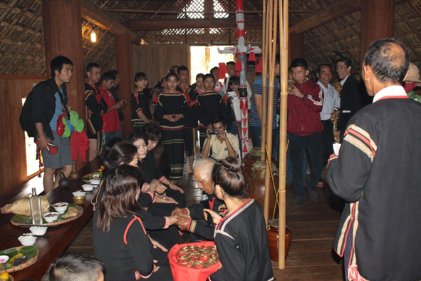 Nghi lễ cúng sức khỏe của đồng bào Êđê được tổ chức tại Khu du lịch Ko Tam.