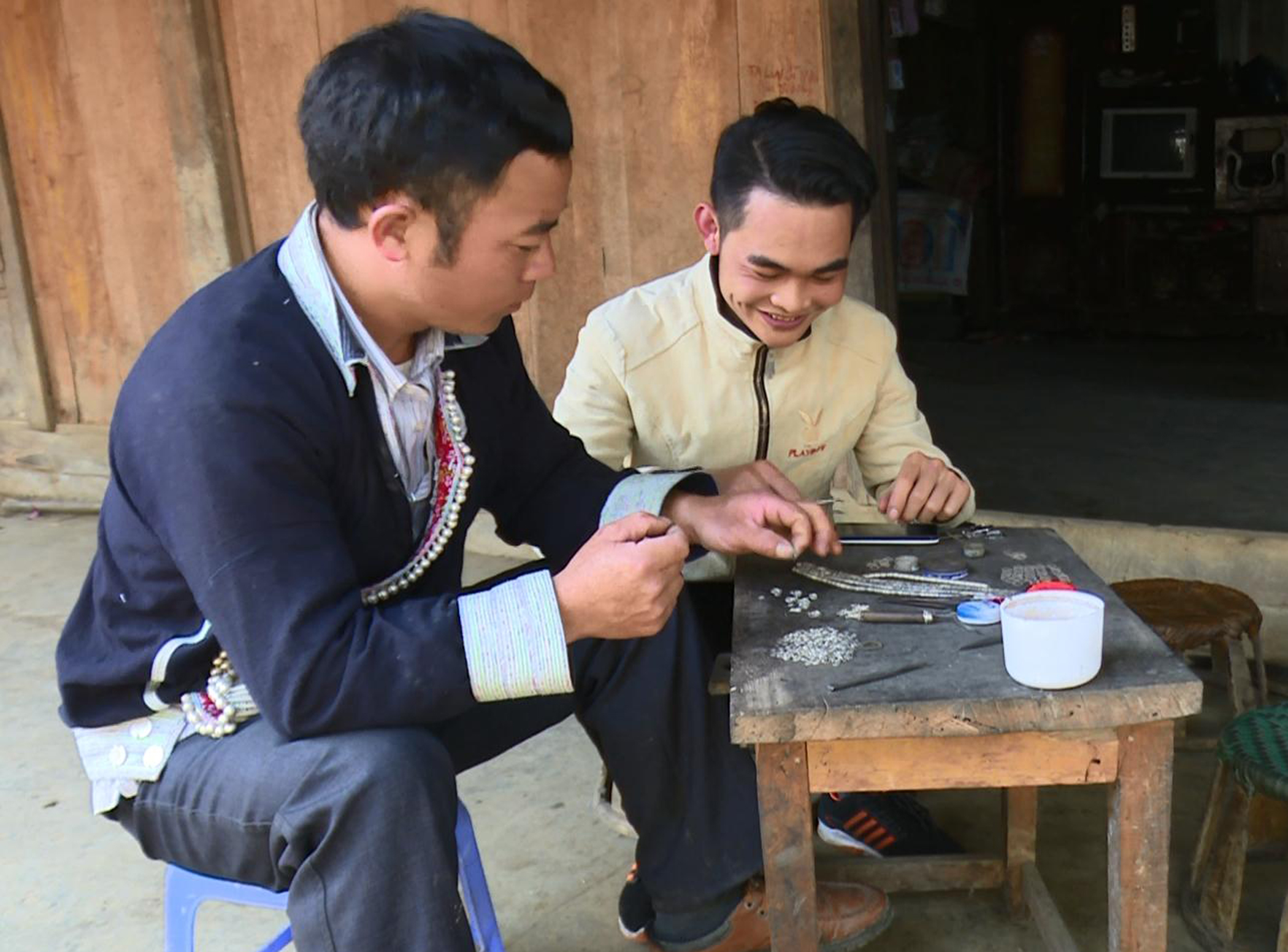 Về Dền Sáng (Bát Xát – Lào Cai) thăm làng nghề chạm bạc truyền thống