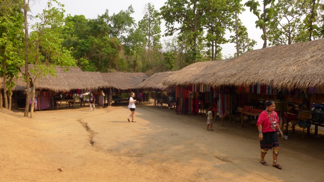 Tham quan làng cổ dài ở Chiang Mai – Thái Lan