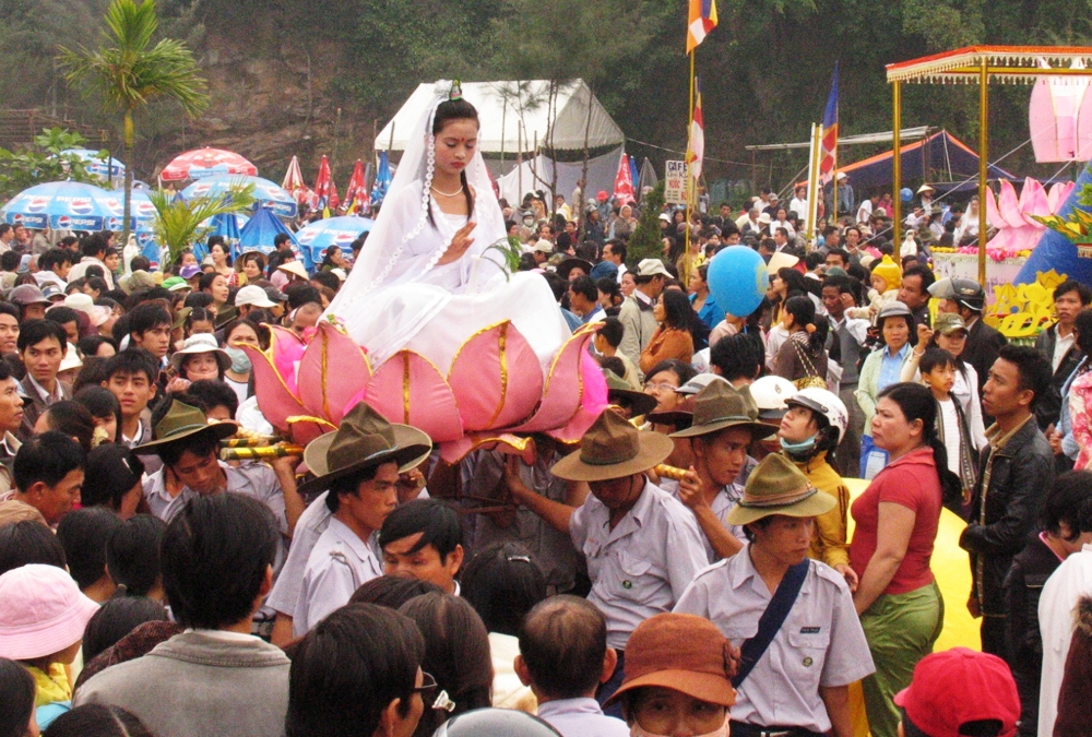 Lễ hóa trang và lễ rước Bồ Tát Quán Thế Âm.