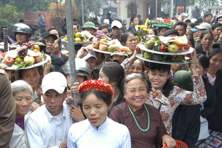 Du khách thập phương về dự lễ hội Ông Hoàng Mười. Ảnh: Sỹ Minh