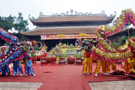 Múa rồng tại lễ hội đền Sinh năm 2012. Ảnh: PHAN HẰNG