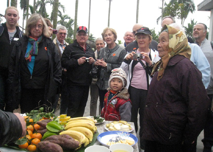 Khách du lịch nước ngoài tham gia tour khám phá nông thôn ở xã Hoa Động, Thủy Nguyên.