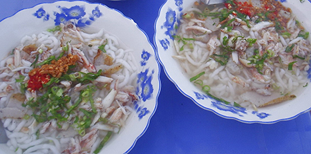 Hấp dẫn tô bánh canh chả ghẹ.