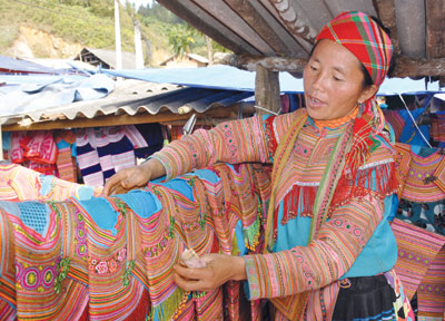 Thổ cẩm ở chợ Cao Sơn.