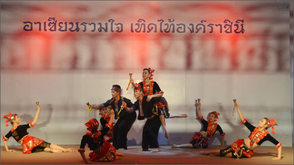 Điệu múa Tiếng chuông giao mùa của Việt Nam tại Lễ hội sắc mầu ASEAN.
