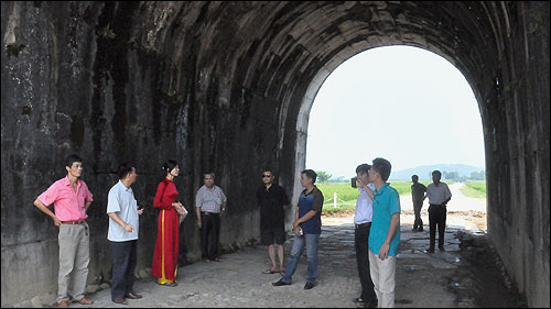 Du khách tham quan Thành Nhà Hồ (ảnh: VOV)