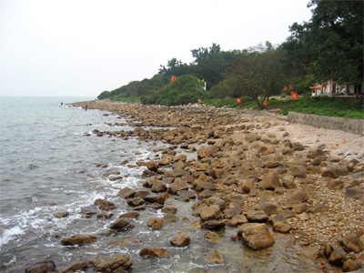 Bãi đá bao quanh hòn đảo