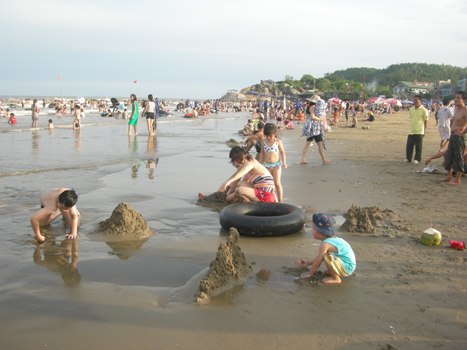 Những ngày hè này, bãi biển Sầm Sơn luôn thu hút rất đông du khách. Ảnh: Thái Dương