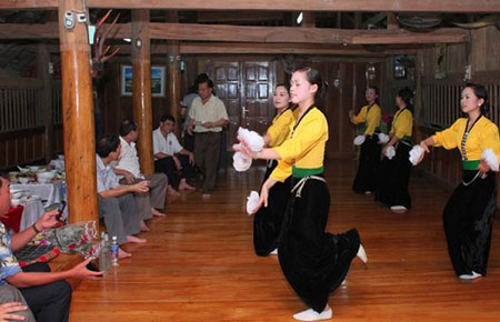 Khách du lịch thưởng thức biểu diễn văn nghệ tại bản văn hóa du lịch.
