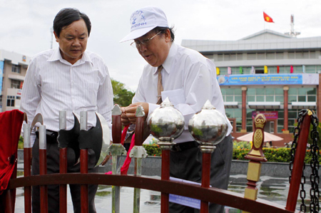 Các loại binh khí sử dụng trong võ cổ truyền được trưng bày tại triển lãm. Ảnh: Thanh Tùng-TTXVN