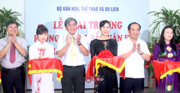 Cắt băng khai trương Phòng trưng bày. (Ảnh:cinet.gov.vn)