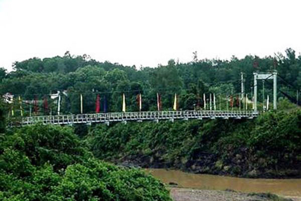 Cầu treo Bến Tắt sau ngày đất nước thống nhất. Ảnh: Bùi Oanh