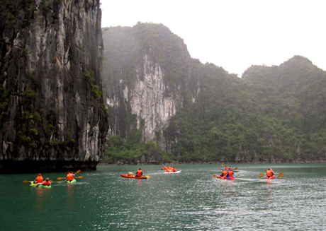 Du khách quốc tế chèo kayak thưởng ngoạn vẻ đẹp của hồ Hang Luồn