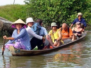 Chèo xuống ba lá tại Khu du lịch trang trại Vinh Sang. (Nguồn: vinhsang.com)