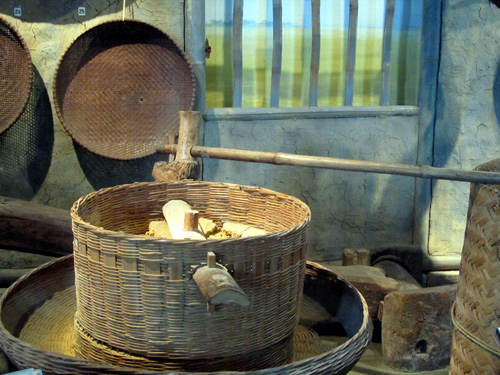 Cối xay lúa bằng nan tre - Ảnh: Đào Tấn Trực