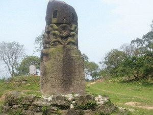 Cột trụ đá chùa Dạm.