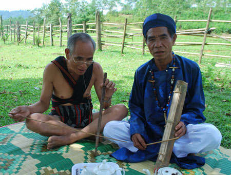 Đàn Bró của già Alăng Mơ (phải) hòa tấu với đàn Abel của già làng Đinh Văn Bớt.