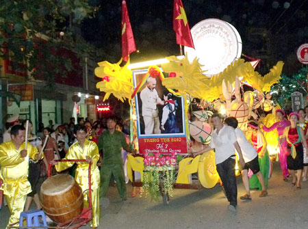Đêm hội đường phố diễn ra vào dịp Rằm Trung thu hàng năm tại TP Tuyên Quang.