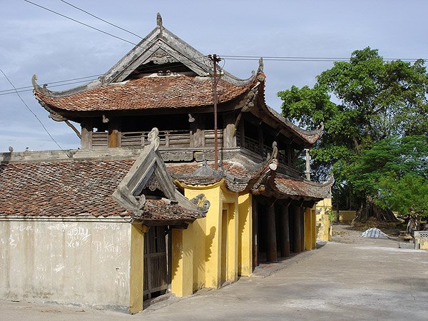 Đền Tam Phủ nằm trên Bãi Nguyệt Bàn. (Ảnh minh họa: chodulich.vn)