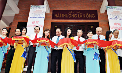 Cắt băng khánh thành Đền thờ Hải Thượng Lãn Ông (Nguồn: Báo Quân đội nhân dân) 