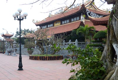 Đền thờ tiến sĩ, nhà thơ yêu nước Lê Khắc Cẩn, ở xã An Thọ (An Lão) thu hút đông đảo du khách thập phương