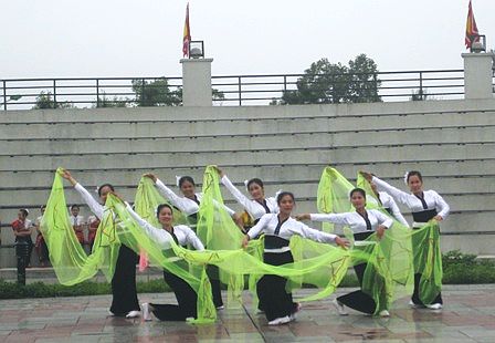 Điệu xòe của người Thái. Ảnh: VH