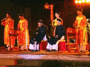 Hai nghệ nhân Nhã nhạc Trần Tích và Lữ Hữu Thi biểu diễn. (Ảnh minh họa của Đình Huệ/TTXVN)
