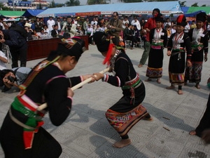 Một trò chơi truyền thống của đồng bào dân tộc ở Điện Biên. (Ảnh: Mạnh Thành/TTXVN)