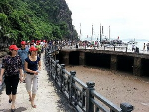 Du khách xuống bến thăm hang Đầu Gỗ, Vịnh Hạ Long. (Ảnh: Thanh Hà/TTXVN)