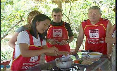 Du khách học nấu món Huế