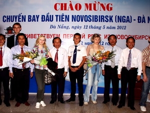 Khách du lịch người Nga trên chuyến bay đầu tiên đến thành phố Đà Nẵng. (Ảnh: Trần Lê Lâm/Vietnam+)