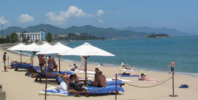 Du khách quốc tế tắm nắng ở bãi biển Nha Trang