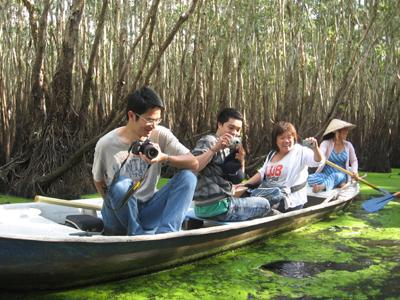 Du khách tham quan rừng tràm Trà Sư