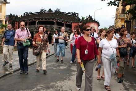 Khách du lịch nước ngoài thăm đô thị cổ Hội An (Quảng Nam).