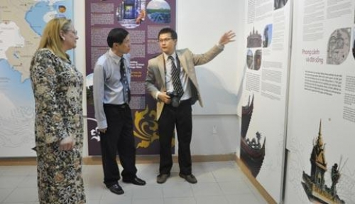 Du khách tham quan triển lãm