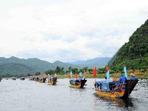 Du lịch bằng thuyền trên sông Chày, thuộc tuyến du lịch Sông Chày-Hang Tối. (Ảnh: Minh Đức/TTXVN)