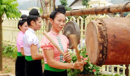 Đội văn nghệ bản Him Lam II tập chiêng, trống