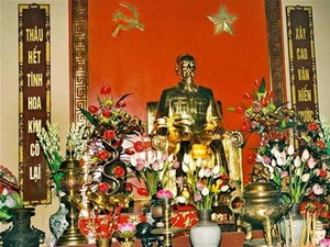 Một bàn thờ tưởng niệm Chủ tịch Hồ Chí Minh. (Nguồn: báo Tiền Phong)