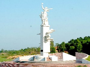 Tượng đài chiến thắng thanh niên xung phong tại khu di tích. (Ảnh : Hữu Việt/TTXVN)